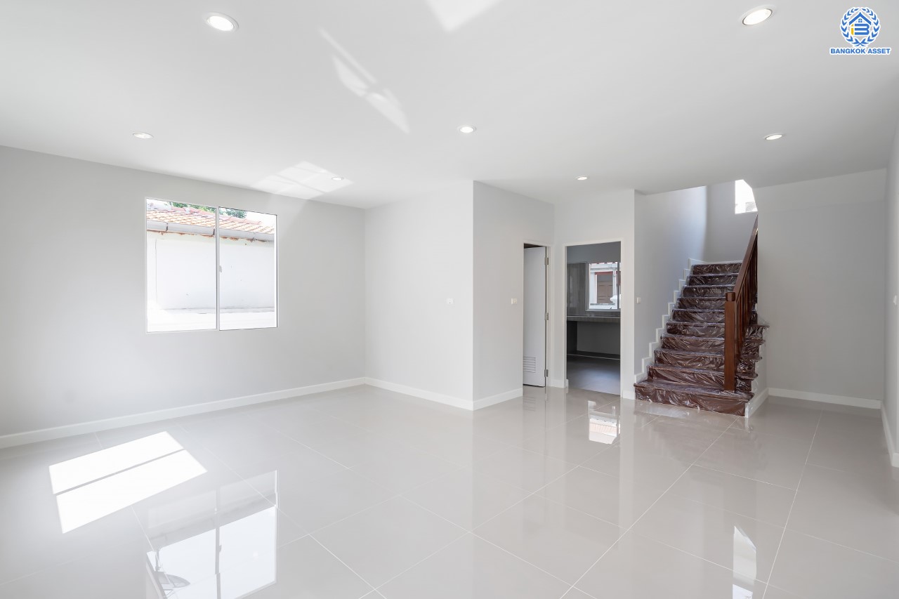 บ้านมือสองตกแต่งใหม่ ม.ภัสสร7 บางบัวทอง ติดถนนเมน! เนื้อที่ 59.3 ตร.ว. ฟังก์ชัน 3 ห้องนอน 3 ห้องน้ำ จอดรถได้ 2 คัน บนทำเลเดินทางสะดวก ติดถนนใหญ่ เพียง 400 ม. จากรถไฟฟ้าสถานีบางพลู ใกล้เซ็นทรัลเวสต์เกต